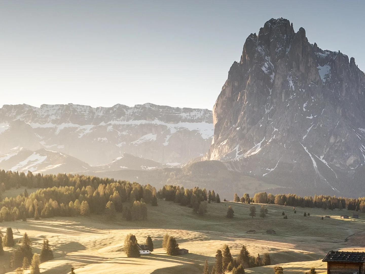 Detail crop of the original 11-megapixel JPG: an alpine meadow below the Langkofel peaks in hazy morning light, at 100% zoom